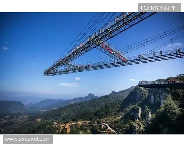 足球明星挑战极限 跨越长城展现运动魅力与团队精神